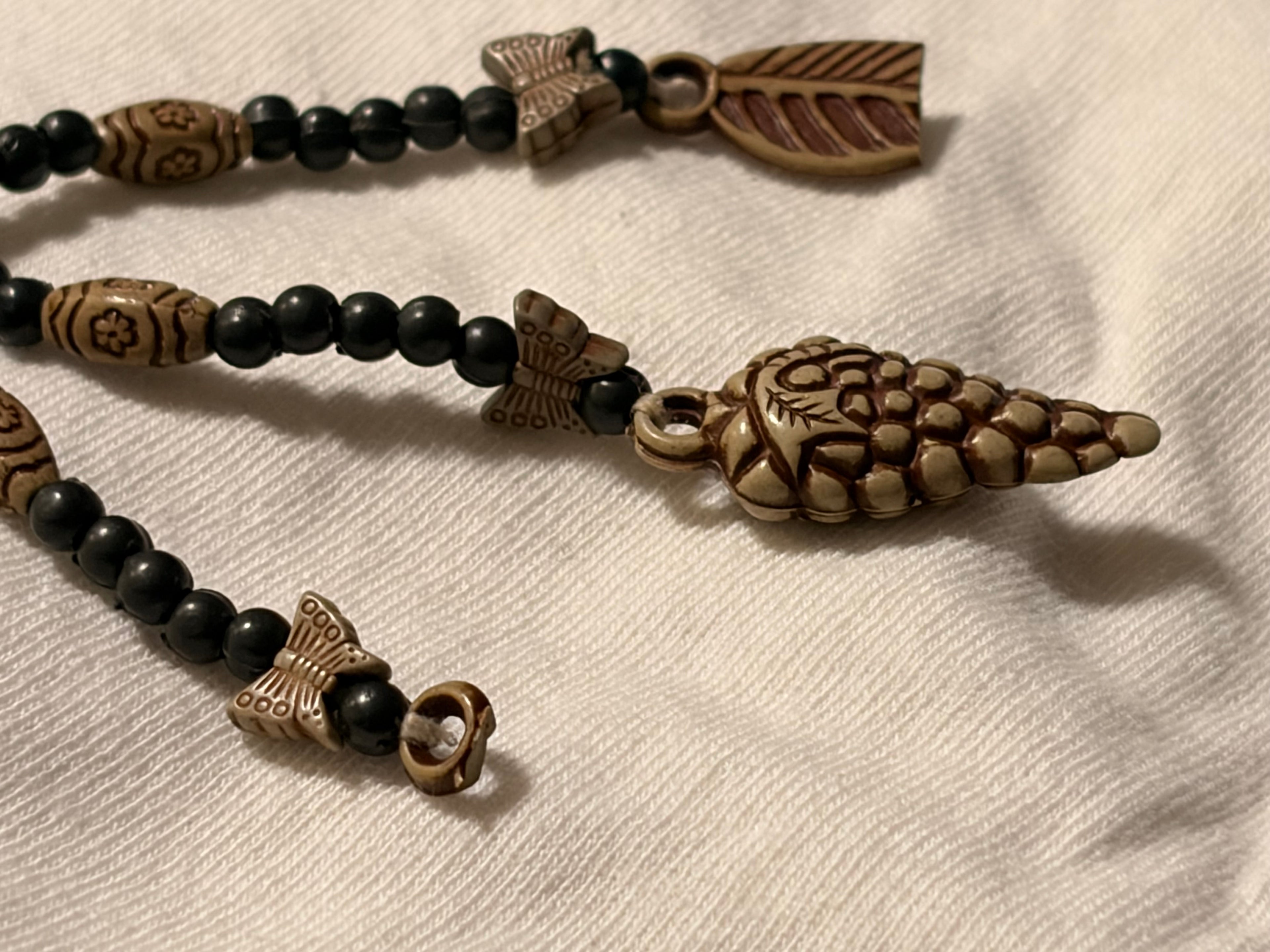 Vintage Style Beaded Lariat Necklace Butterfly Leaf Pinecone Charms Boho Woodland