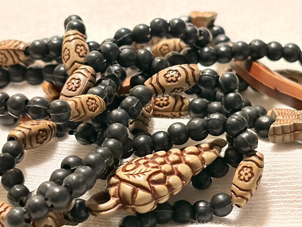Vintage Style Beaded Lariat Necklace Butterfly Leaf Pinecone Charms Boho Woodland